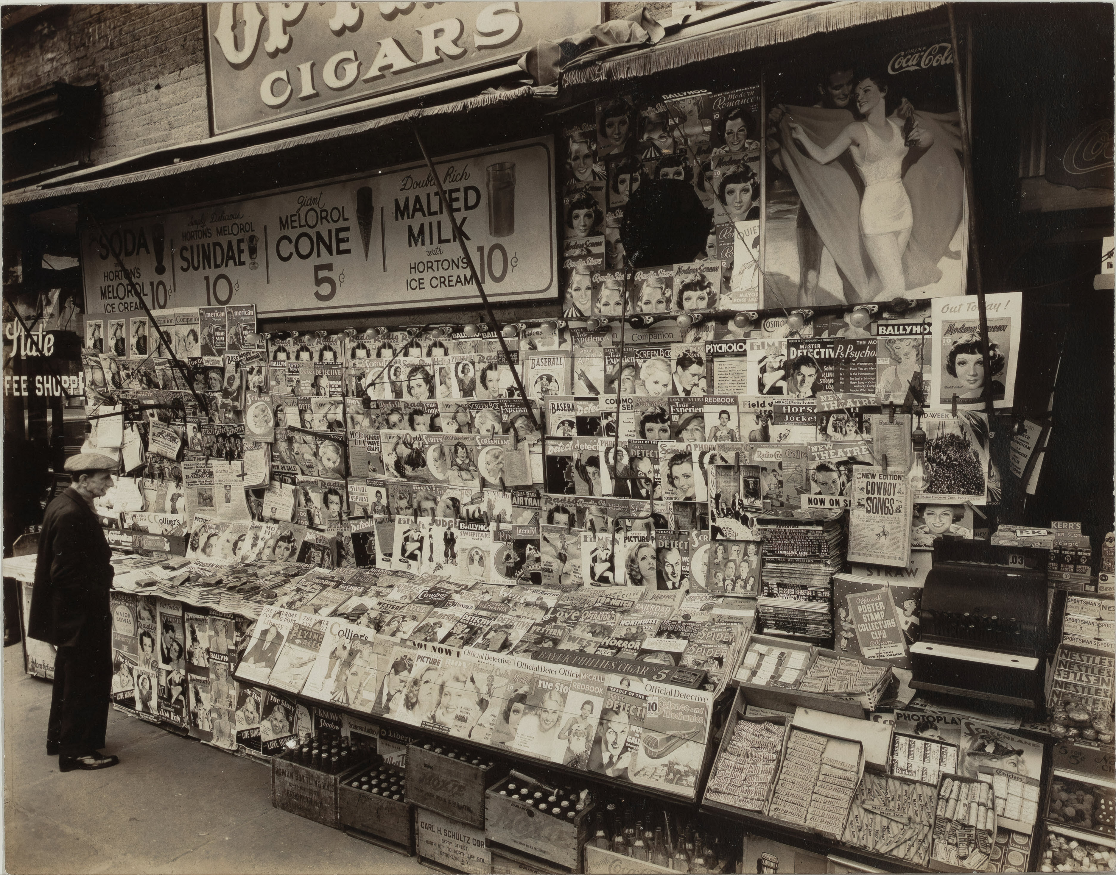 Newsstand on East 32nd Street and Third Avenue, Manhattan, 1935.jpg