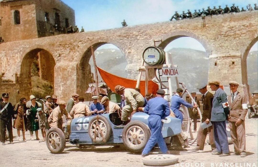 Fernando Minoia's second place getting Targa Florio pitstop, Sicily 1929. Bugatti T35C.jpg