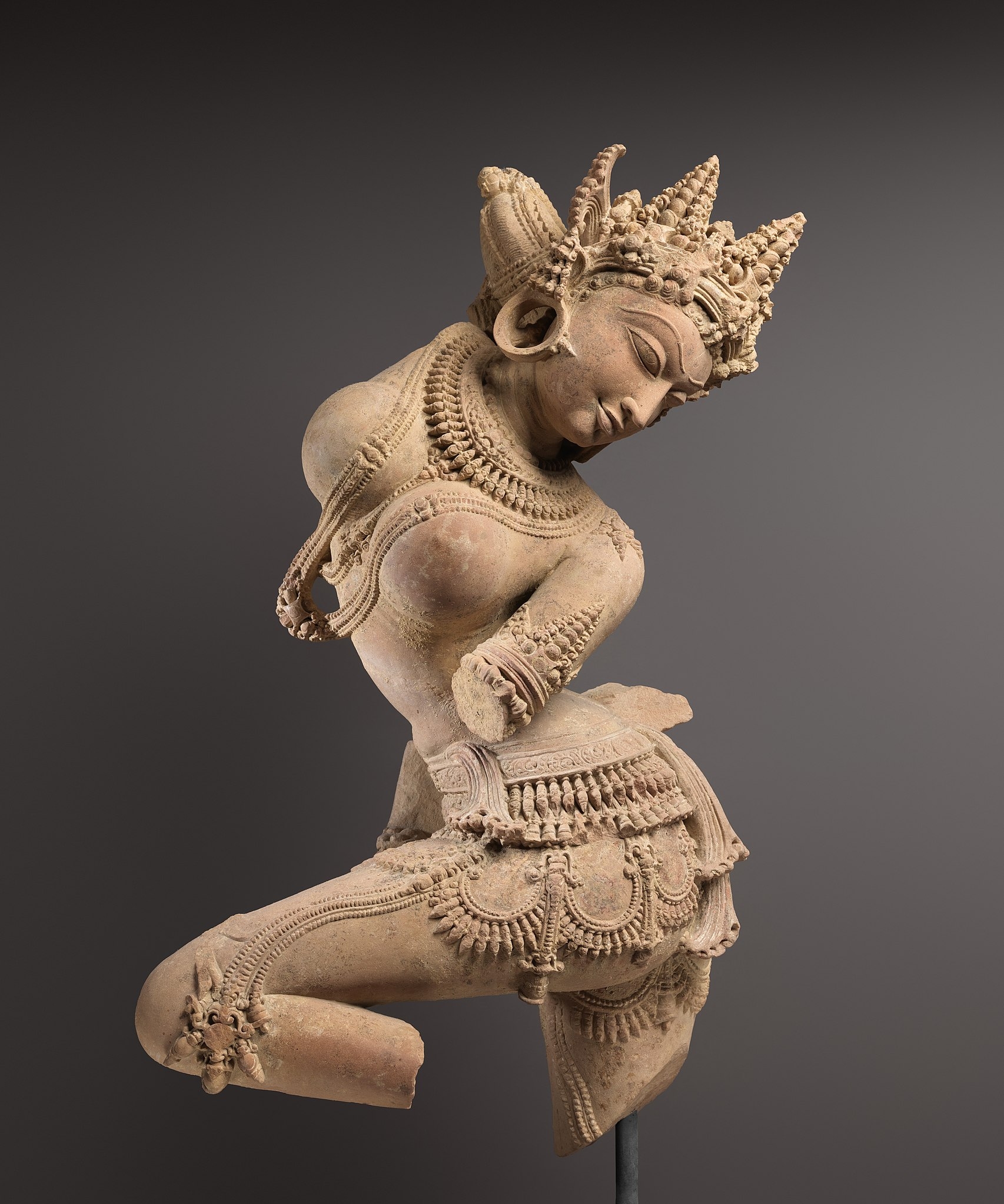 Celestial dancer (Devata) mid-11th century, Chandela period, Madhya Pradesh, India.jpg
