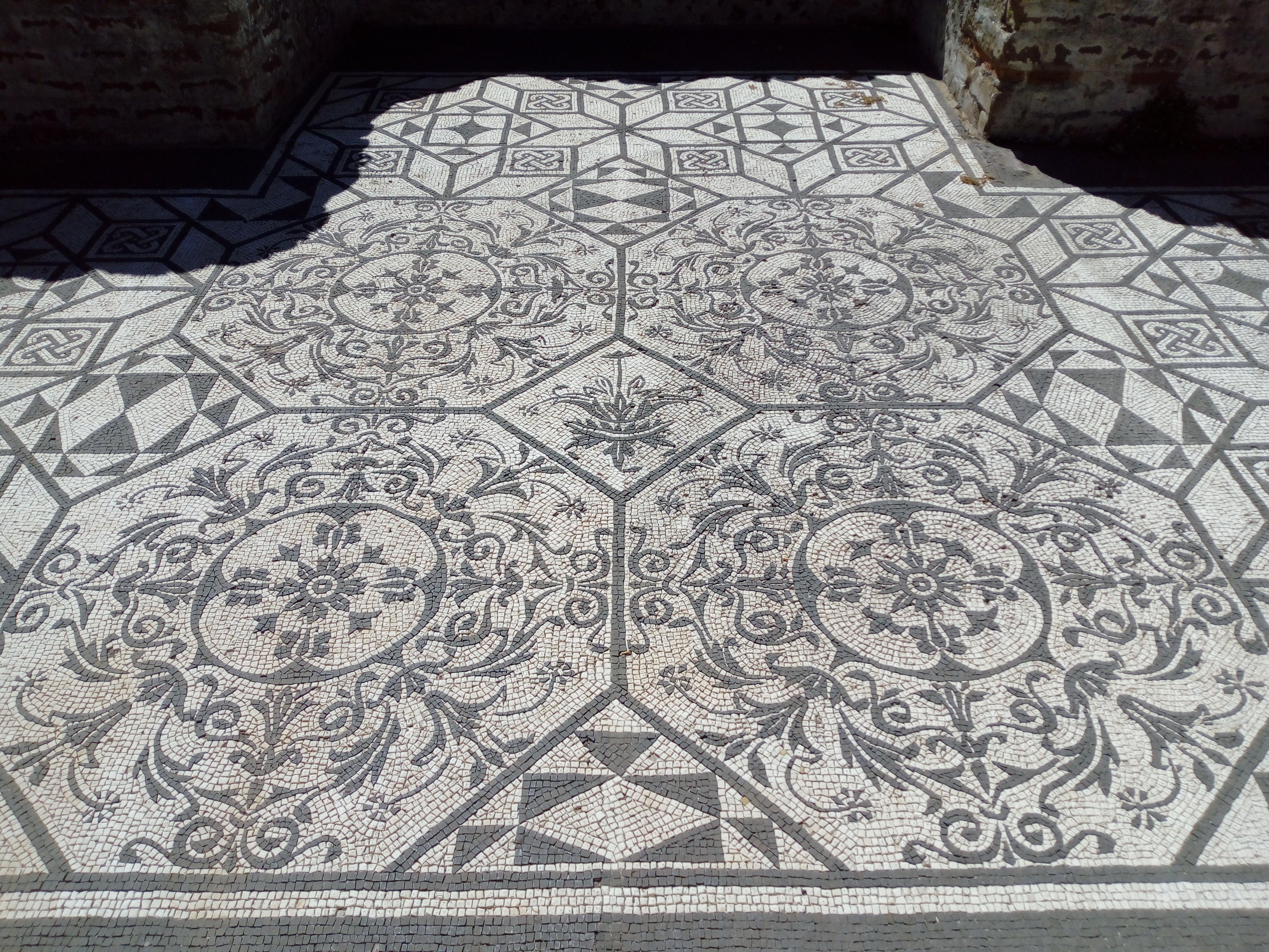 One of the 10 different tessera mosaics in the Hospitalia (Guest Quarters) section of Hadrian's Villa, Tivoli, Italy.jpg
