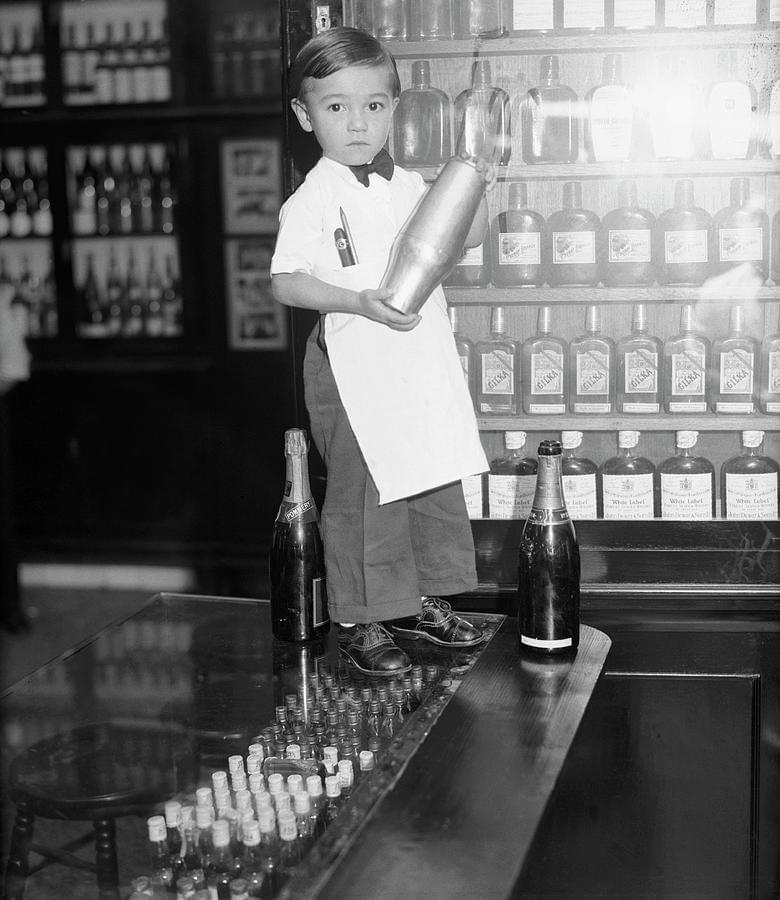 Four year old bartender, Sloppy Joe, Jr. in Havana, Cuba (1931).jpg