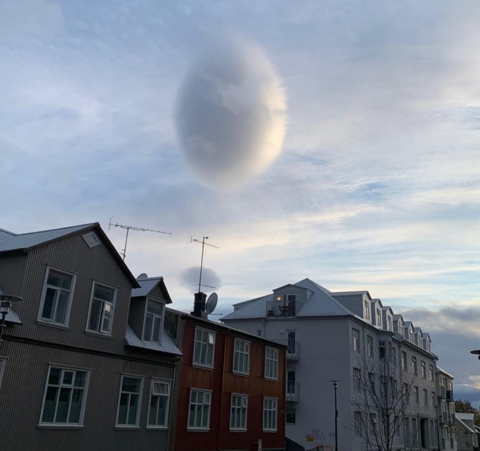 An oval like cloud spotted over Reykjavík Iceland.jpg