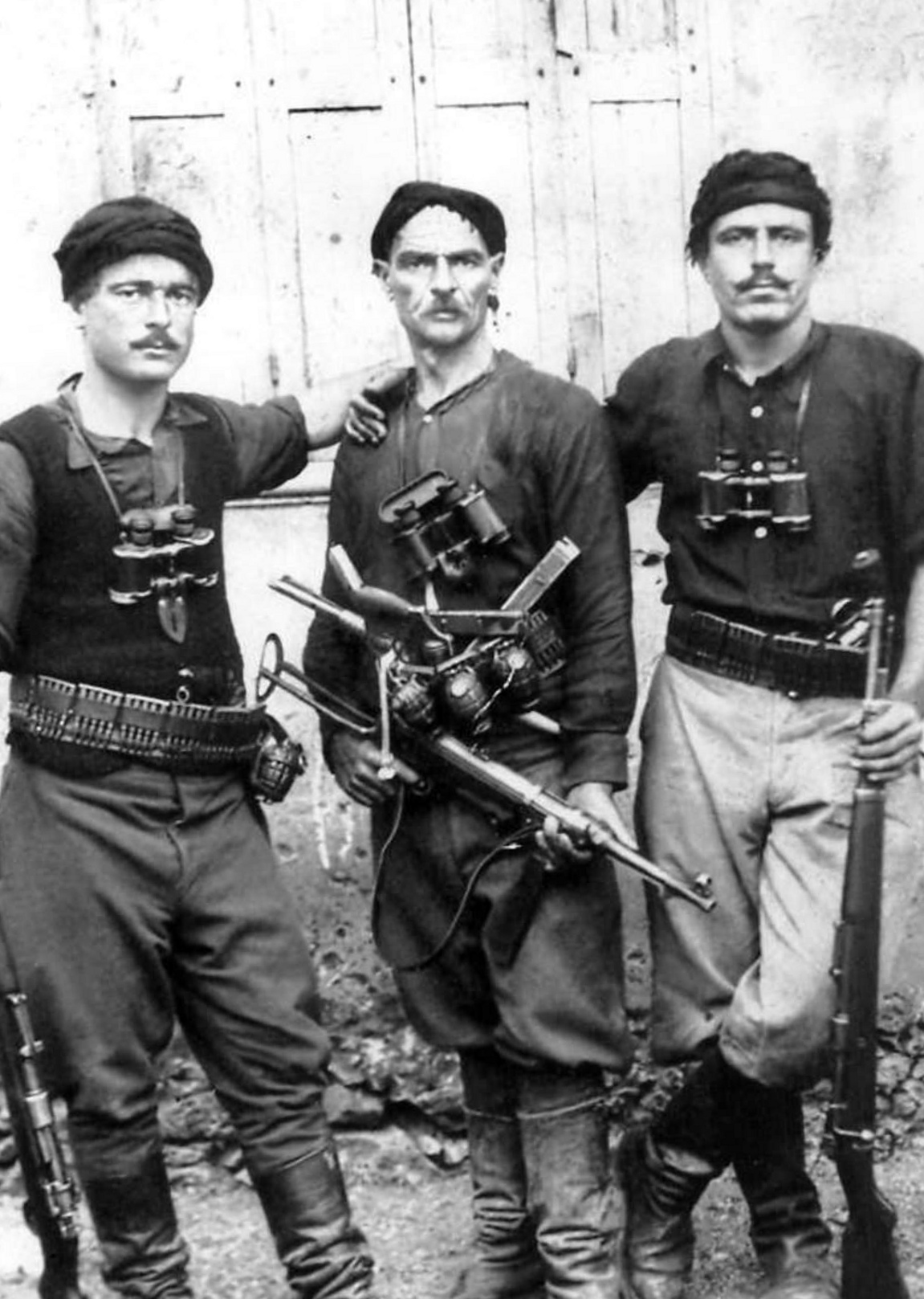 Greek resistance fighters during Nazi invasion of Crete 1941.jpg