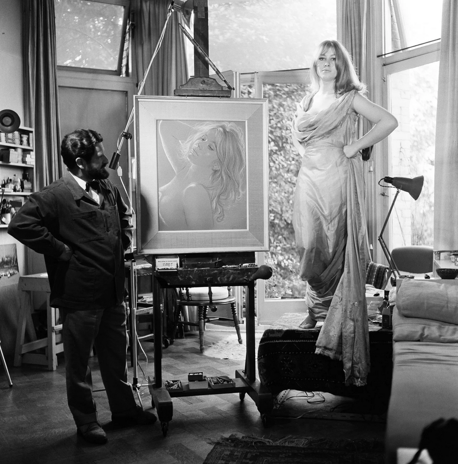 Dame Helen Mirren 1965.png