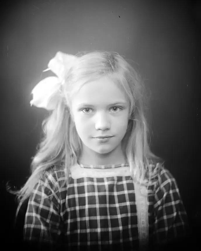 Portrait of a girl, Sweden, 1910.jpg