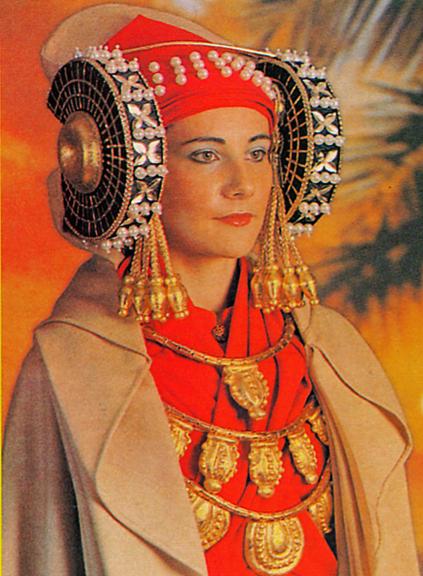 Winning girl in the contest for historical reconstructions of pre-Roman women in Spain, 1990.jpg