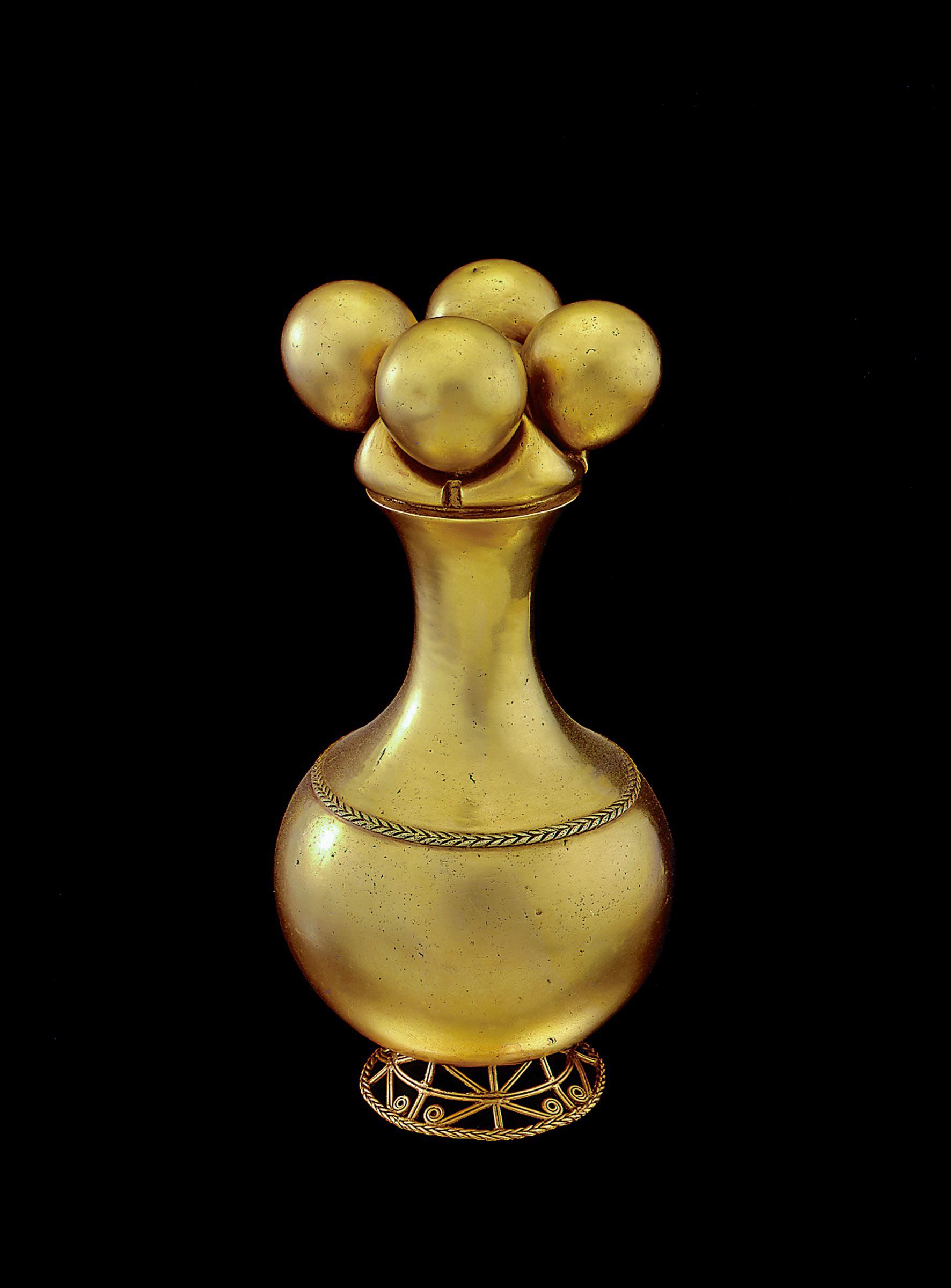 Gold Poporo Quimbaya, Colombia, Phytomorphic container for lime produced from burnt and crushed sea-shells; 300 A.D..jpg