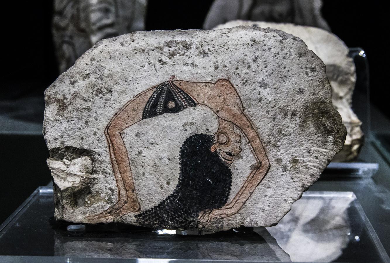 Ostracon with the image of a female dancer - acrobat. Egypt, Deir el-Medina. 19th-20th dynasty, 1292–1076 BCE. Now in Egizio museum, Turin, nr. Cat. 7052.jpg