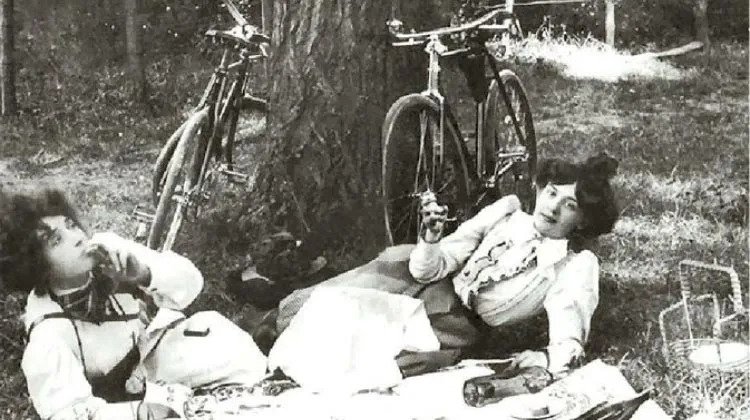 A picnicking pair of cyclists, c.1900.jpg