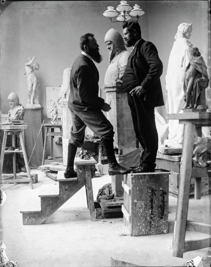 Генрих Цилле позирует Августу Краусу для бюста рыцаря Ведиго фон Плото. 1899.jpg