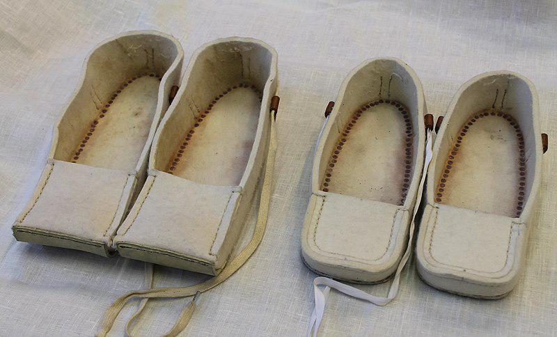 Reconstruction of the shoes worn by the terracotta warriors from the tomb of Qin Shi Huang, the first Emperor of China (r. 221 to 210 BCE). Developed by Petr Hlaváček and Václav Gřešák.jpg