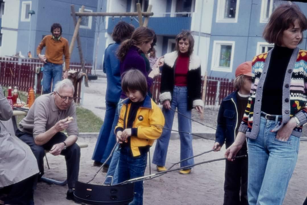 A courtyard party in Husby, Stockholm, in 1976.jpg