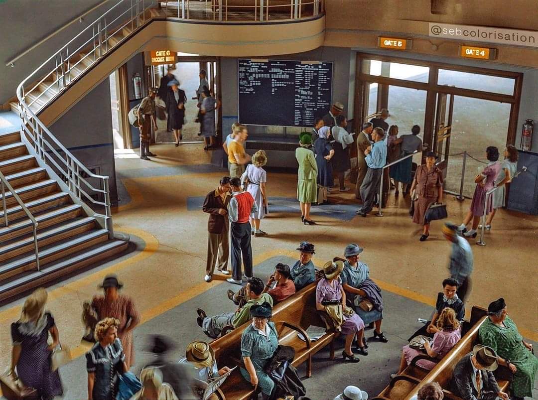 The waiting room at the Greyhound bus depot in Detroit, Michigan photographed by John Vachon in August 1942.jpg