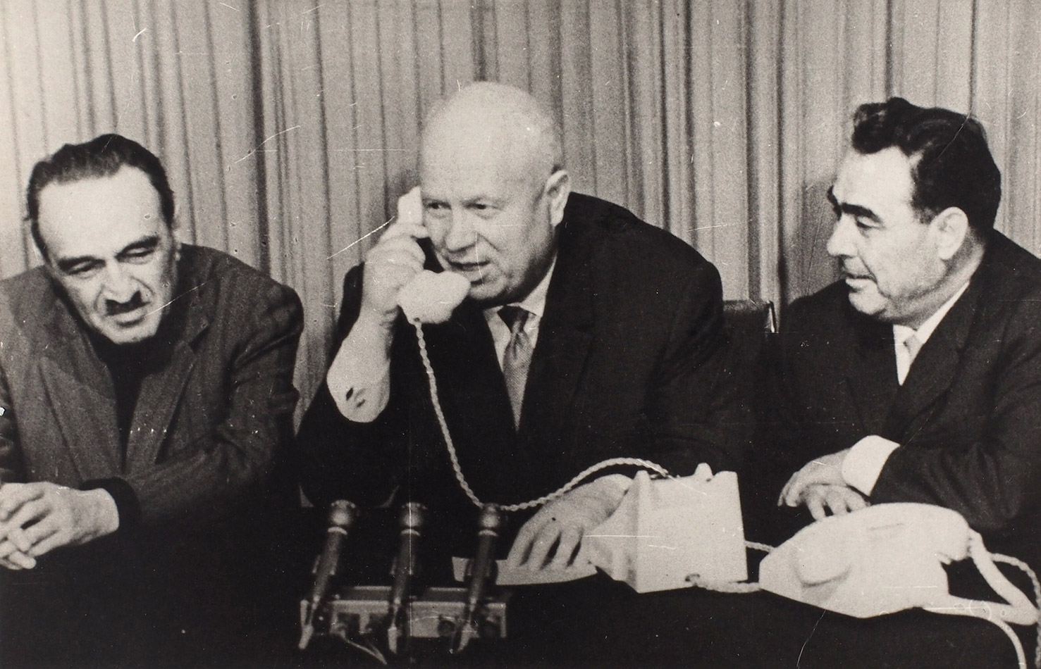 Фотография «Хрущев, Микоян, Брежнев. Разговор по телефону с космонавтами». М., 1961-1964.jpg