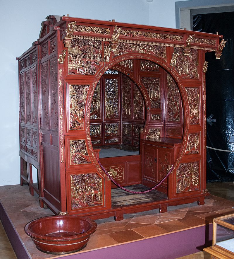 19th century bed, Qing Dynasty (1638 to 1912 CE), China. Currently in the Jubilee Museum, Brussels.jpg