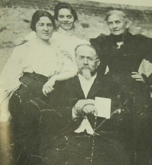 Gina e Paola Lombroso con i genitori Nina e Cesare.jpg