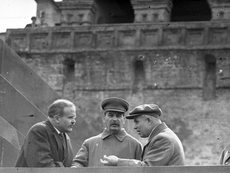 В.М. Молотов, И.В. Сталин, Н.С. Хрущев на трибуне Мавзолея. Начало 1930-х гг.jpg