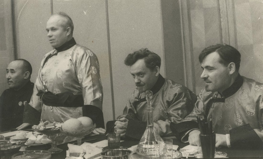 Н.С. Хрущев выступает во время приема монгольской делегации. Справа – Н.А. Булганин, крайний слева – Х. Чойбалсан. 1936.jpg