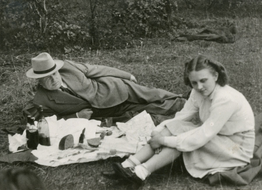 Н.С. Хрущев с дочерью Радой во время отдыха в лесу под Киевом. 1948.jpg
