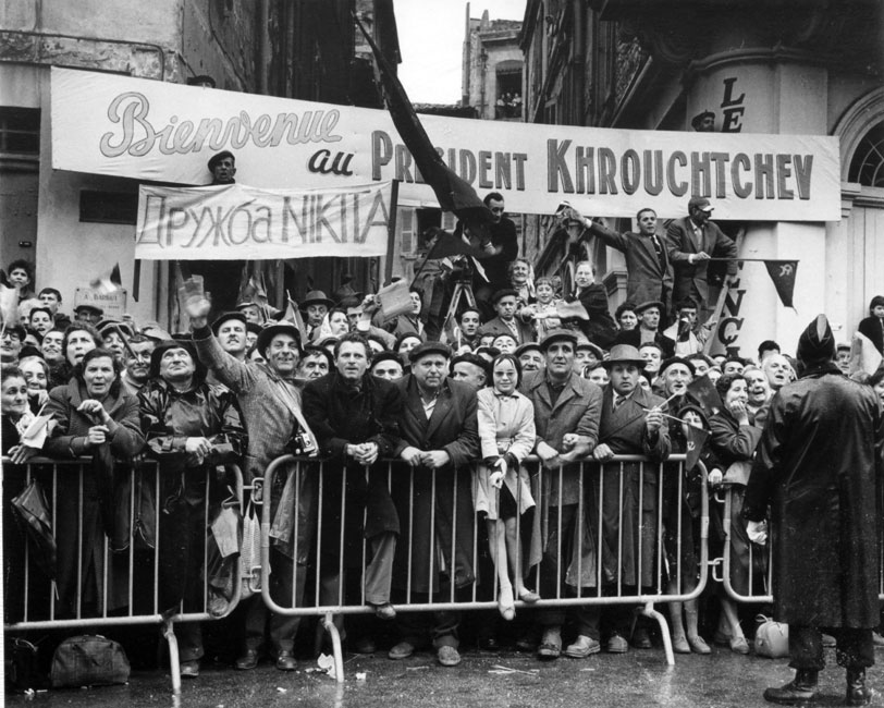 Жители г. Ним с лозунгами «Дружба Никита» и «Добро пожаловать, президент Хрущев». Не ранее 23 марта – не позднее 2 апреля 1960.jpg