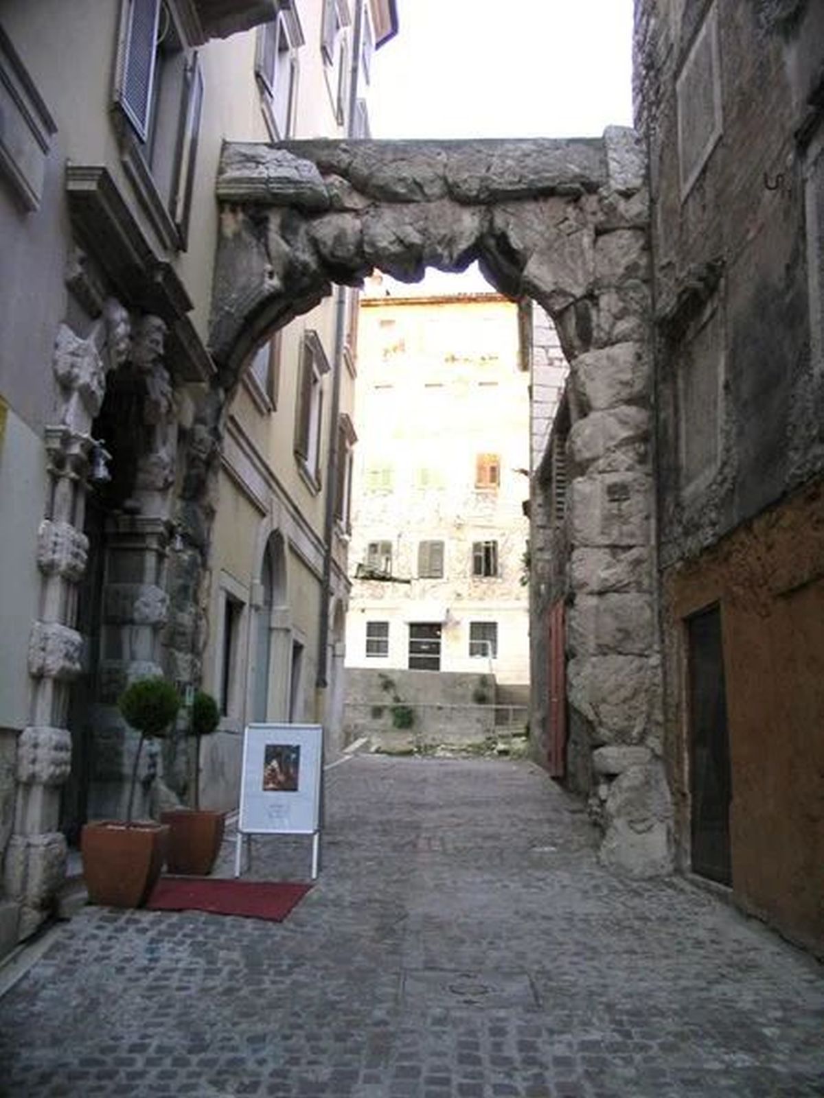 Roman arch in Rijeka (Croatia) was the main entrance to the very centre of the late Roman city of Tarsatica (today's Rijeka). Over time, the arch was surrounded by tenement houses in the Middle Ages.jpg