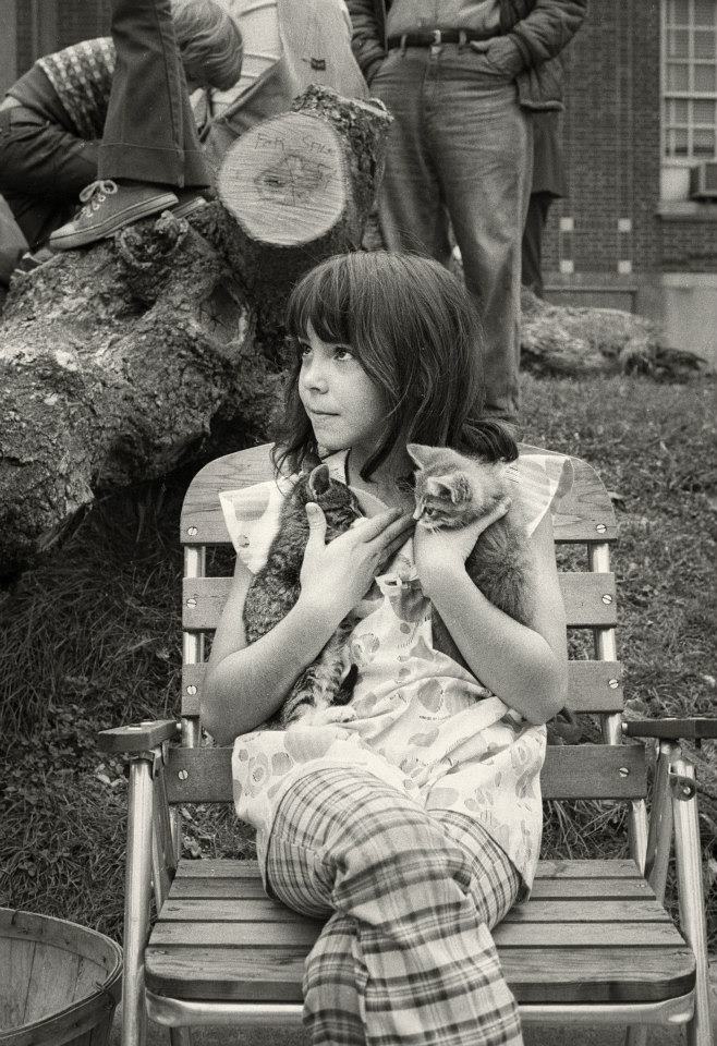1974. A girl gives away free kittens at the Farmers’ Market.jpg