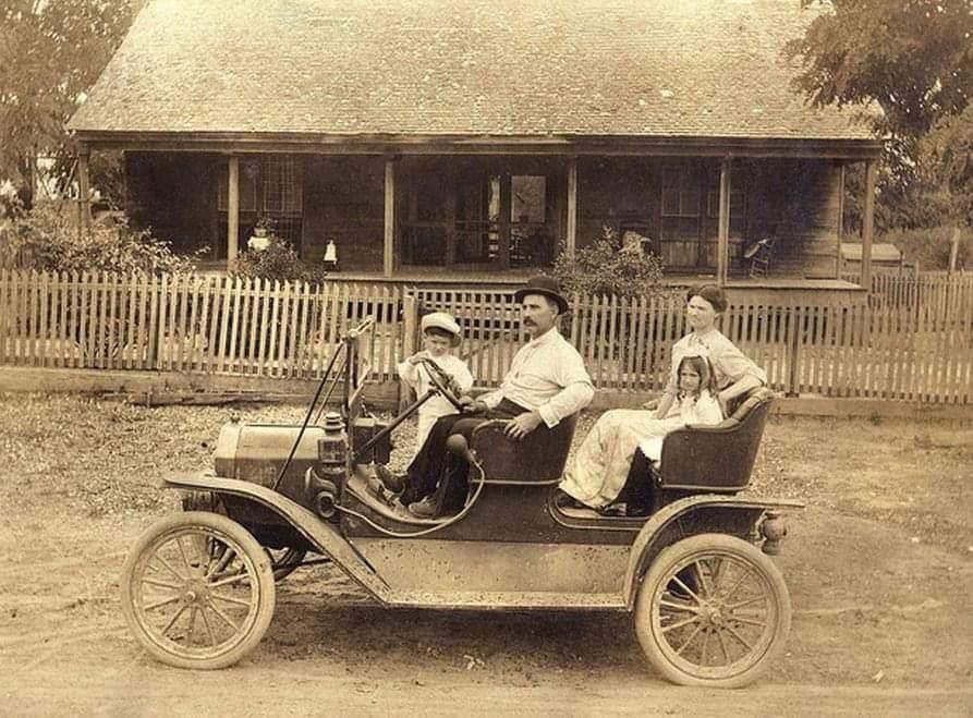 A family going for a drive with the Model T in 1909.jpg