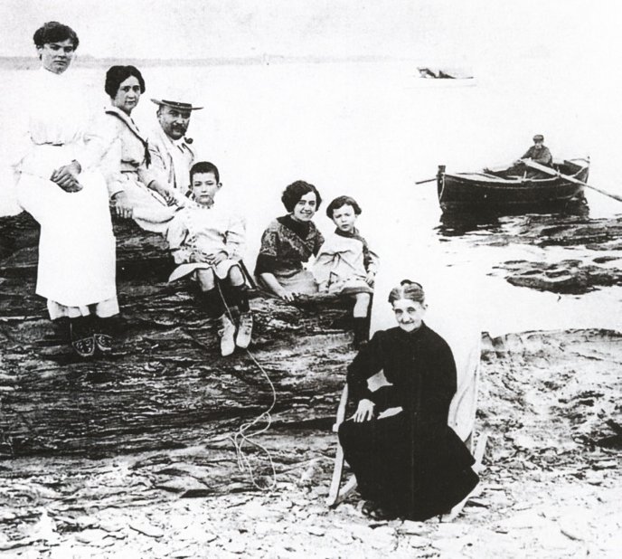 The Dalí family in 1910 — aunt Maria Teresa, mother, father, Salvador Dalí, aunt Caterina, sister Anna Maria and grandmother Anna.jpg