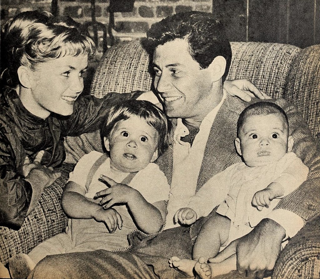 Debbie_Reynolds,_Carrie_Fisher,_Eddie_Fisher,_and_Todd_Fisher,_1958.jpg