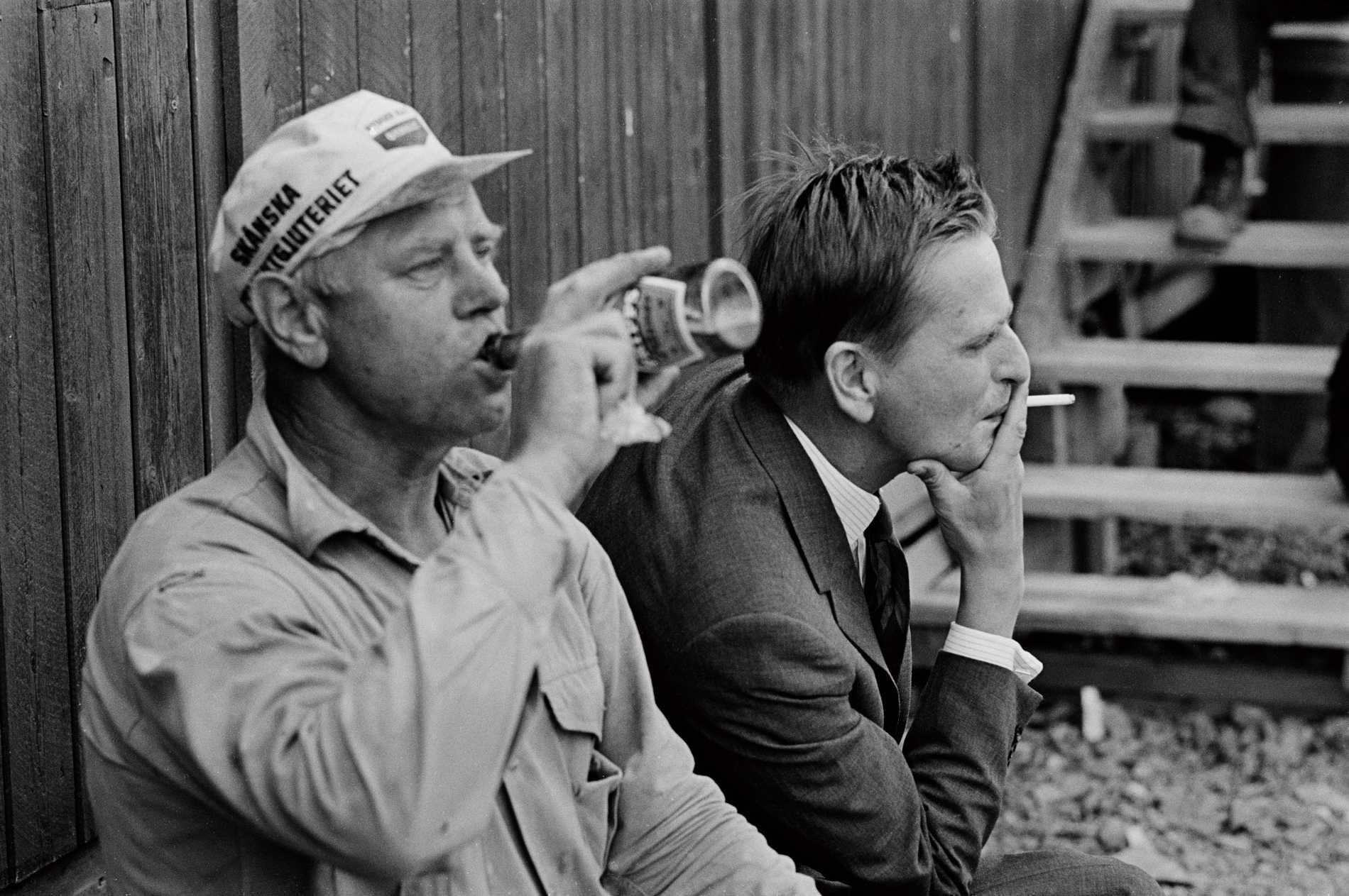 Министр образования Швеции Улоф Пальме с рабочим-бетонщиком на строительной площадке. 1968.jpg