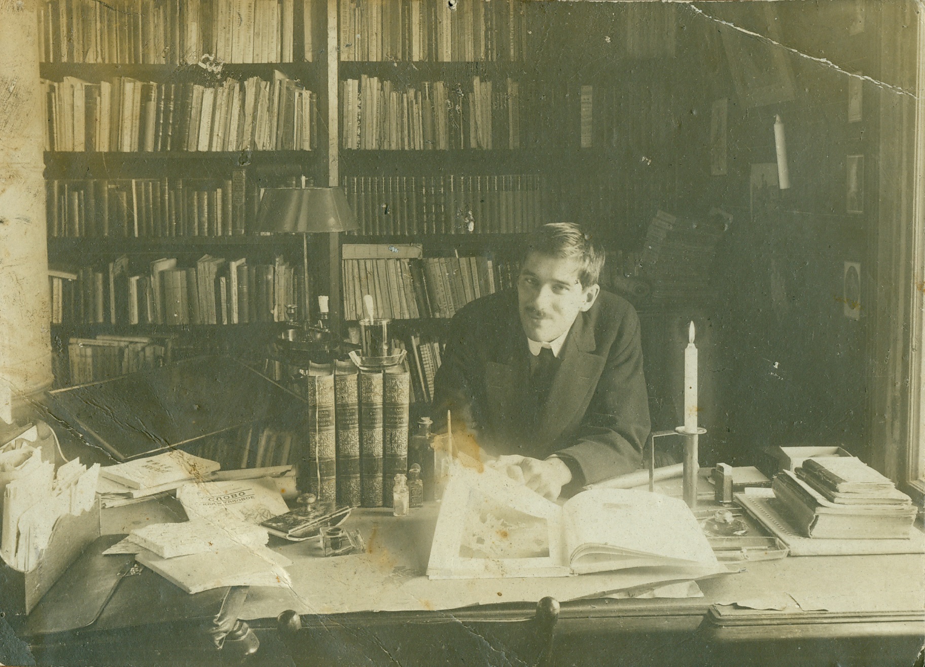 Корней Чуковский в своем кабинете в Куоккале, 1910-е гг.jpg