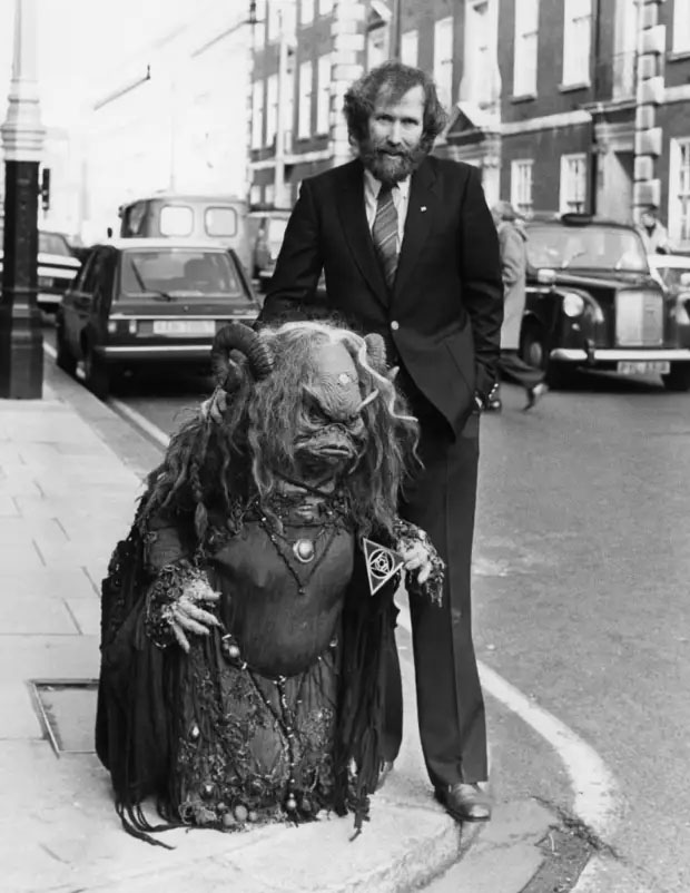 Джим Хенсон с куклой на премьере фильма «Темный Кристалл», Лондон, 1982.jpg