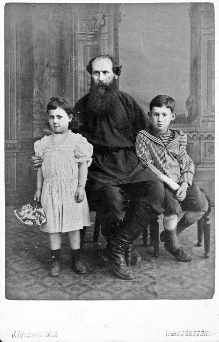 Князь Дмитрий Александрович Хилков со своими детьми Ольгой и Борисом. 1897.jpg