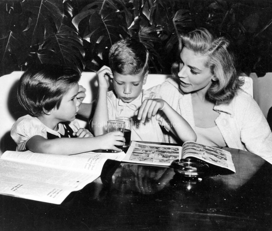 Reading comics. Leslie Bogart, Stephen Bogart & Lauren Bacall. 1955.jpg
