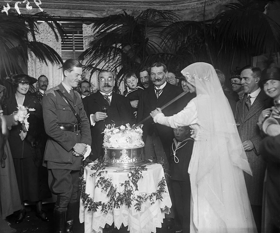 Cutting the cake in 1910.jpg