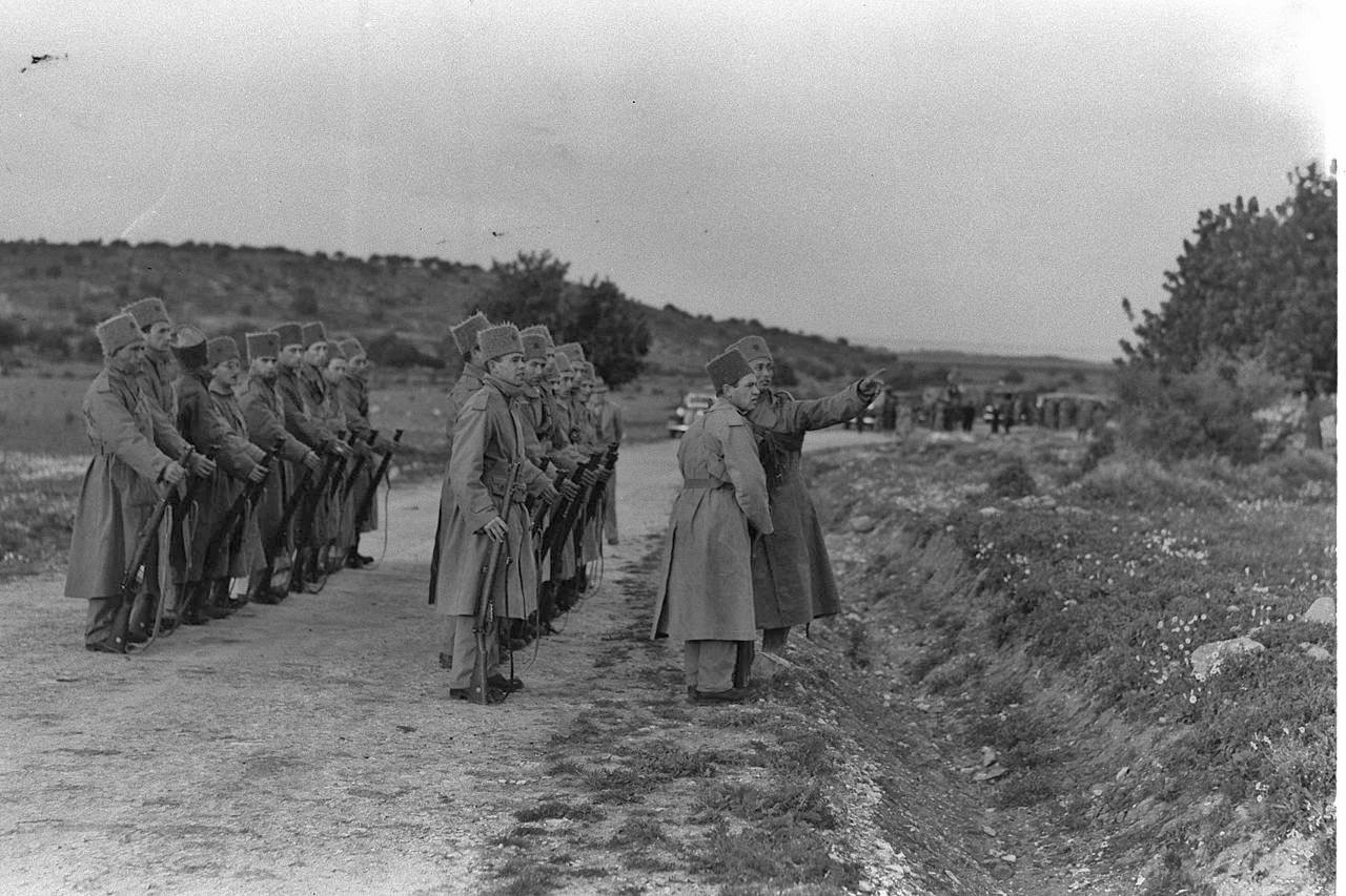 Моше Даян командует ротой еврейской полиции сверхсрочной службы, кибуц Ханита, март 1938.jpg