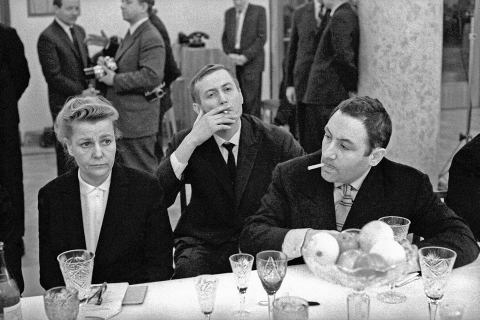 1962. Министр культуры Екатерина Фурцева, поэт Евгений Евтушенко и скульптор Эрнст Неизвестный.jpg