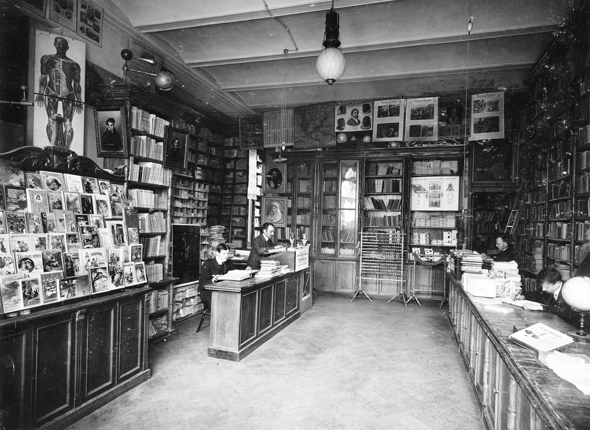 Книжный магазин издательского дома Сытина, улица Никольская, Москва, 1907.jpg