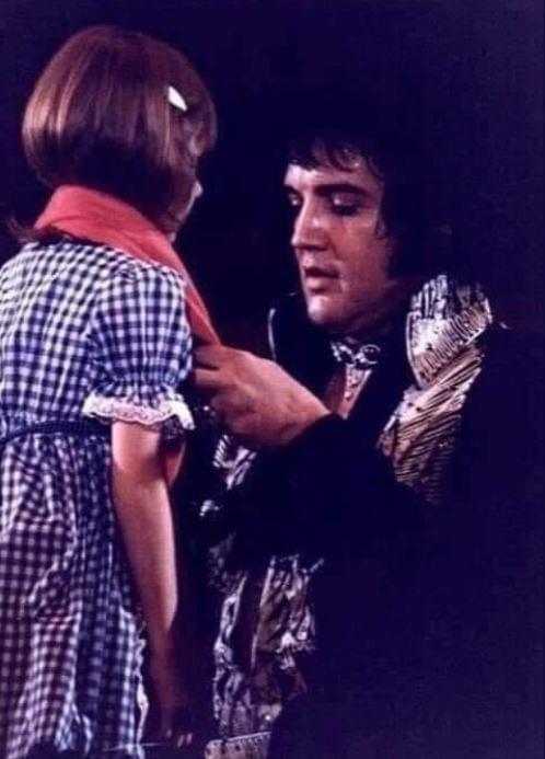 This photo was taken at an Elvis Presley concert in 1975. The singer found out that there was a blind girl in the hall who was in love with his songs, and asked his manager to bring her to the stage.jpg