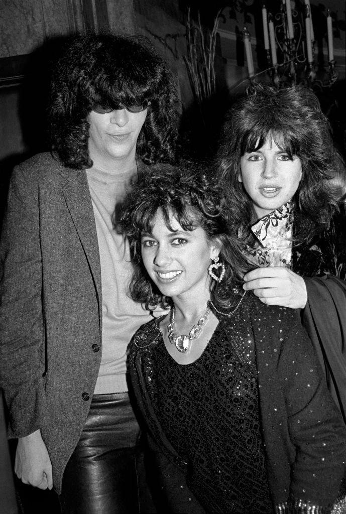 Michael Steele and Susanna Hoffs of The Bangles with Joey Ramone, 1985.jpg