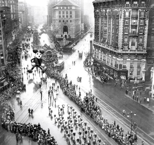 Macy's Thanksgiving Day Parade, New York City, 1930s.jpg
