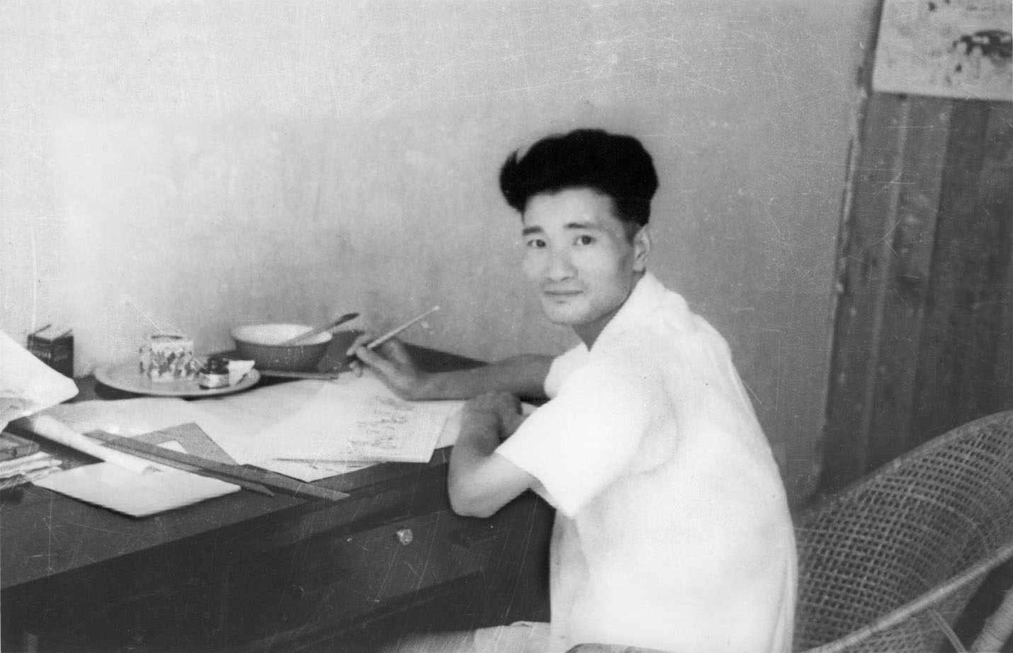 Чжан Лепин во время работы над «Странствиями Санмао», Цзясин, 1947.jpg