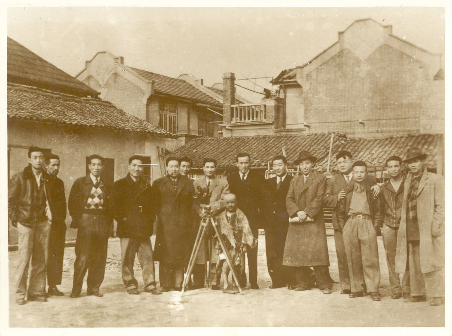 Чжан Лепин (7-й слева) со съёмочной группой фильма «Странствия Сан Мао», апрель 1949.jpg