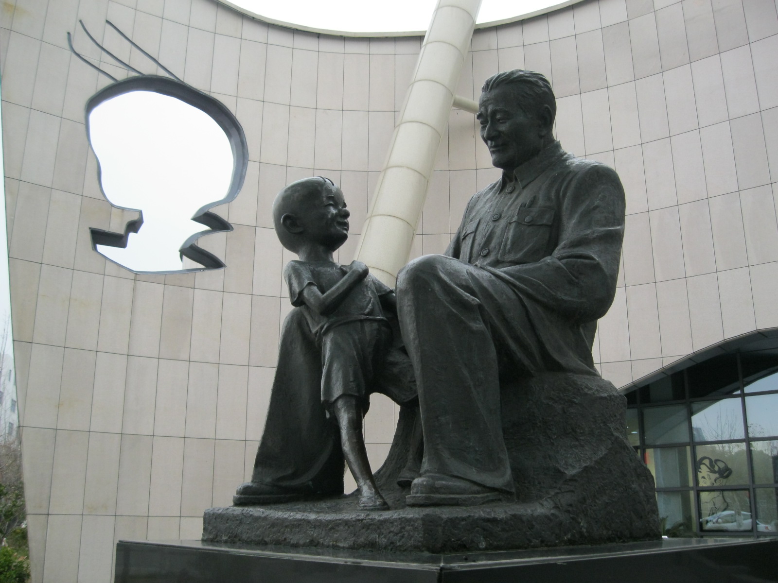 Памятник Чжану Лепину и его персонажу.jpg
