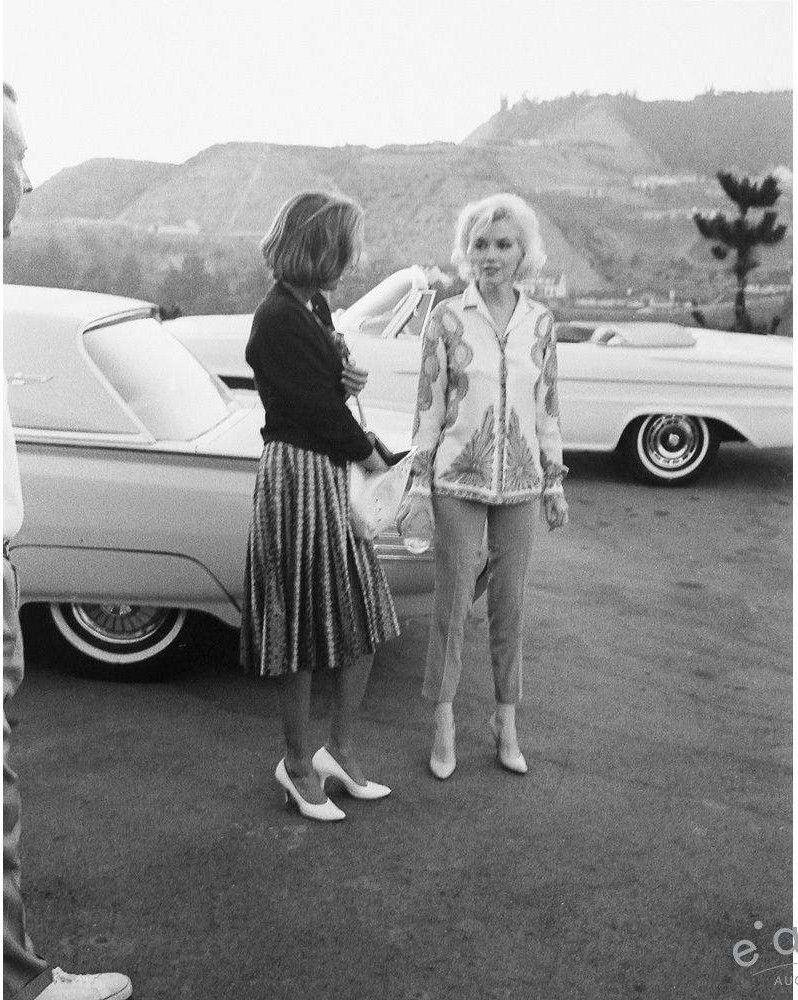 Marylin Monroe with her publicist Pat Newcomb in 1962.jpg