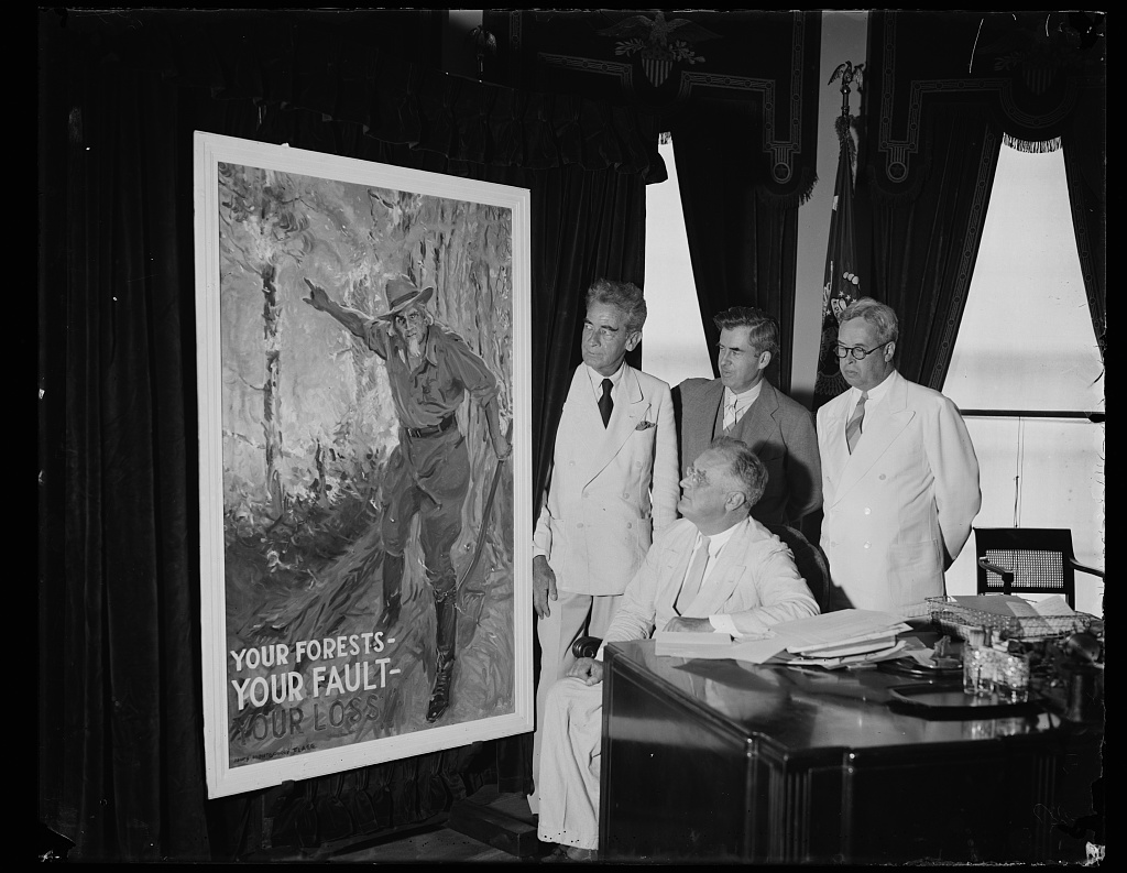 President Roosevelt accepts the painting made by James Montgomery Flagg. 1937.jpg