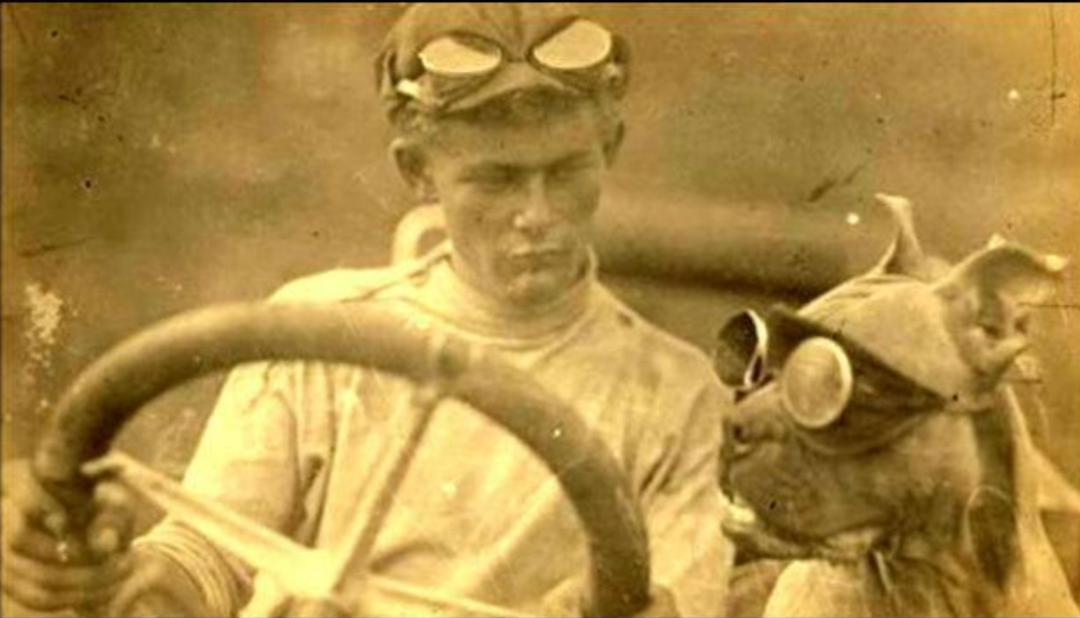 Dr. Horatio Nelson Jackson and his dog Bud. First man to drive and first dog to be driven, across the US. 1903.png