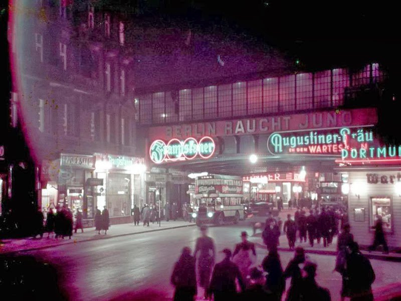 Rare color photo - street scene of Berlin in the 1930s.jpg