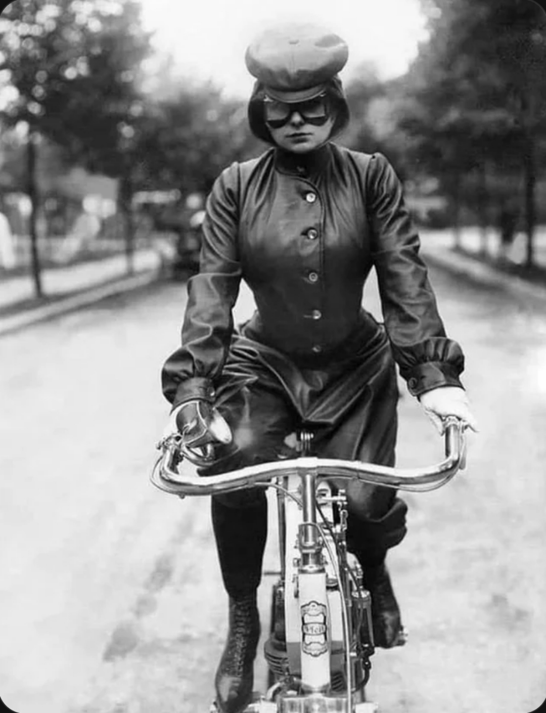 Fräulein on her motorcycle. Berlin 1905.png