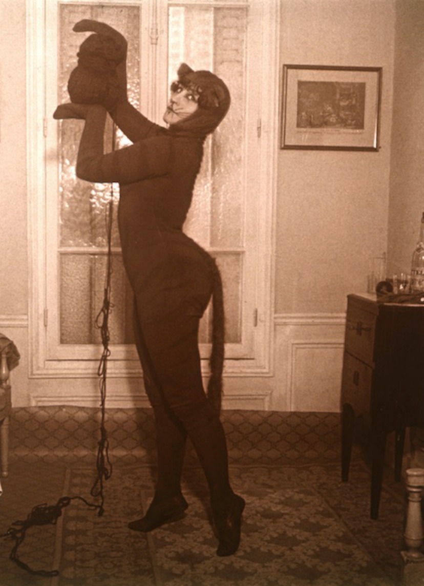 Писательница Колетт, переодетая в кошку, (1910-е гг.).jpg